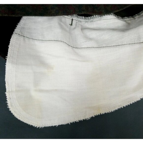 Skoozi Vtg Black/Red Pattern High Waisted Mom Shorts, No Tag, 19”L x 13”W x 18”H - Picture 5 of 5